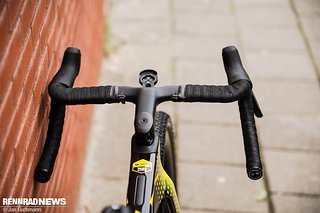 Das Áspero Cockpit – rechts am Lenkerende die Kontrolleinheit für das Gravaa System.