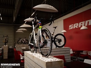 Welche Palmarés schon auf Rennrädern und MTB mit SRAM-Komponenten errungen wurden, wird bereits im Eingangsbereich deutlich.