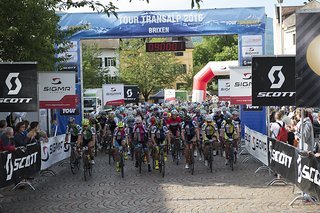 Zivilisiertes Kilometer-Gieren beim Startschuss auf dem Domplatz in Brixen.