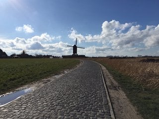 Flache Landschaft und unbekannte Hellingen