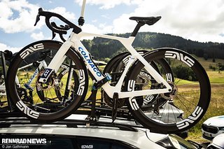 Auf dem Dach des Team Fahrzeugs standen auch noch Colnago Y1Rs bereit.