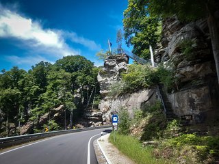 Buchen und Felsen: So sehen Kehren und Prozente im Nachbarland häufig aus