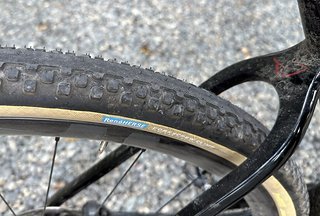 US Gravel-Racer sollen sich den Reifen gewünscht haben und haben mitentwickelt.