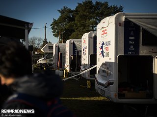 Im Fahrerlager stehen die Campervans dicht an dicht.