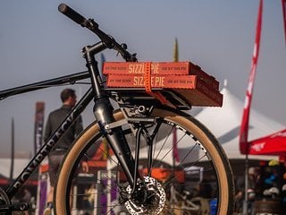 Pizza's here! Das Old Man Mountain Pizza Rack erlaubt, sperrige Dinge auf dem Fahrrad zu transportieren.