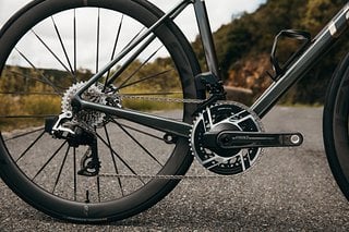 Beim Liv Langma Advanced SL 0 kommt die SRAM Red eTap AXS zum Einsatz ... neben vielen weiteren Highlights.