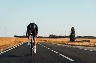 Ob die im Windkanal optimierte Form in der Praxis schneller macht, testete Orbea auf der Radrennbahn mit Fahrern des baskischen Euskatel-Teams