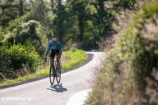 Das Fahrverhalten des Trek Madone ist sportlich aber dennoch sehr sicher.