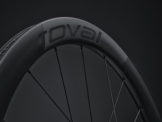 Dank traditioneller Stahl-Speichen und der günstigeren Naben sind die Roval Rapide CL III etwas erschwinglicher. Das Aero-Konzept bleibt das gleiche, Gewicht (1.555 g) und Preis (1.800 €) sind etwas unterschiedlich. Dank traditioneller Stahl-Speichen und der günstigeren Naben sind die Roval Rapide CL III etwas erschwinglicher. Das Aero-Konzept bleibt das gleiche, Gewicht (1.555 g) und Preis (1.800 €) sind etwas unterschiedlich.