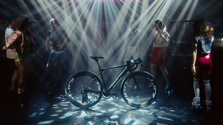 Mit dem Grail CFR VB 77 gibts ordentlich Glamour fürs Gravelbike – 70er Jahre Disco meets Formel 1 meets Gravel.
