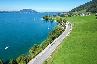 Ein Zeitfahren auf gesperrter Straße vor dieser Kulisse - das geht für Jedermann beim King of the Lake am Attersee.