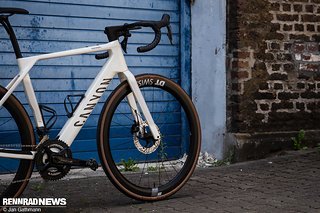 Mit der steifen Front, dem tiefen Schwerpunkt und den voluminösen Reifen macht das Endurace:ONFly auf Abfahrten mir sogar mehr Spaß als das Climbers-Bike.