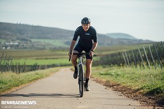 Im Wiegetritt wirkt der Carbonrahmen ausgesprochen verwindungssteif.