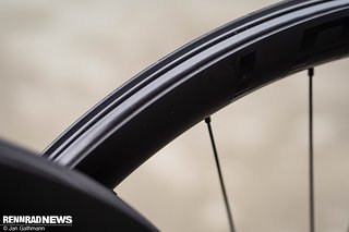 Das Hookless Design spart Gewicht und sorgt für Robustheit. Das Hookless Design spart Gewicht und sorgt für Robustheit.