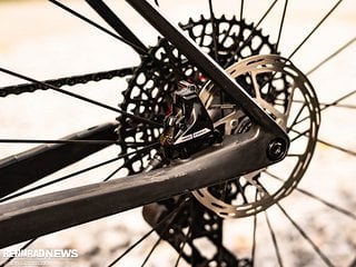 Die SRAM Force AXS-Bremsen mit 160 mm Bremsscheiben lassen sich sehr gut dosieren.