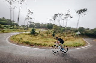 In Kurven liegt das Roubaix SL8 jetzt etwas ruhiger