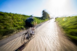 Im ersten Sektor nach der Pause merke ich, wie schlimm die Pavés sind, wenn man nicht im Rüttel-Modus ist. Im ersten Sektor nach der Pause merke ich, wie schlimm die Pavés sind, wenn man nicht im Rüttel-Modus ist.
