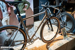 Das Lark – für „Lerche“ – von ChirpChirp Cycles ist ein Gravel Bike aus Titan mit vielen feinen Details – hier im Raw-Look