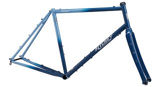 Ritchey 50th Anniversary Outback – das Sondermodell aus Stahl mit Carbon-Gabel gibt es in der Farbe Half Moon Blue für 1.699 € zu erwerben.