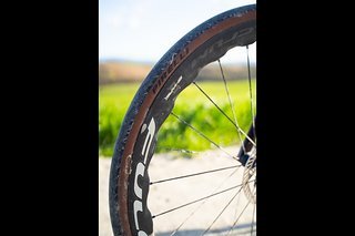 Der neue Pirelli Cinturato Evo TLR ist ein All-Road Monster-Slick. Der neue Pirelli Cinturato Evo TLR ist ein All-Road Monster-Slick.