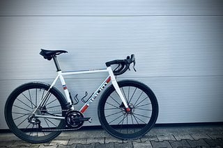 Mit einer Campagnolo Super Record EPS und SRM-Powermeter sowie Lightweight Obermayer Evo Laufrädern ist das Baum Orbit besonders edel und klassisch aufgebaut.