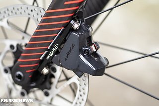 Am Straßen-Rennrad probierten wie die roten Beläge, auf Gravel die blauen.