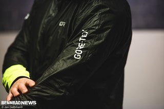 Das Gore-Tex Shakedry-Material funktioniert nicht nur bei trockenen, windigen Bedingungen – sondern bietet auch starkem Regen die Stirn.