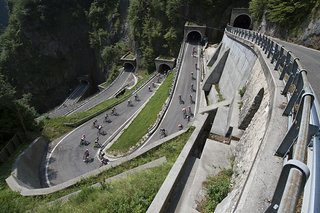 Bei den Tunnelserpentinen am San Boldo Pass ist höchste Konzentration gefragt.