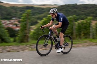 Die Sitzposition auf dem Giant Defy Advanced SL 2024 ist leicht tiefer als in der Endurance-Klasse heute üblich