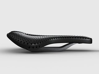 Der Joyseat 3.0 von Posedla ist ein 3D-gedruckter Sattel, der auf Basis des 3S-Systems speziell auf den Kunden angepasst wird. Der Joyseat 3.0 von Posedla ist ein 3D-gedruckter Sattel, der auf Basis des 3S-Systems speziell auf den Kunden angepasst wird.