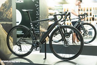 Der BMC Teammachine 01 AMP-Prototyp am TQ-Stand ist uns natürlich direkt ins Auge gesprungen Der BMC Teammachine 01 AMP-Prototyp am TQ-Stand ist uns natürlich direkt ins Auge gesprungen
