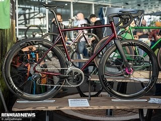 Moderne Allroad-Rennräder mit Disc-Bremsen beherrscht man natürlich auch.