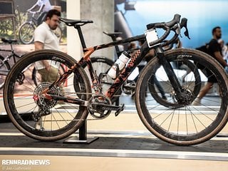 Ein mit Palmarés gekröntes Race Gravel Bike war am Stand von SRAM zu sehen.