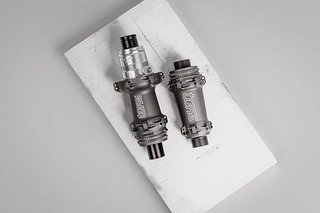 Das Herzstück des System sind die Naben – nur 225 g soll das Paar auf die Waage bringen. Das Herzstück des System sind die Naben – nur 225 g soll das Paar auf die Waage bringen.