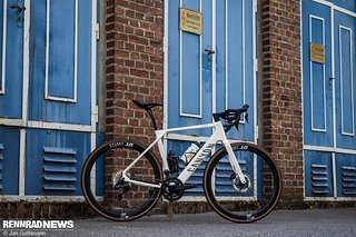 In diesem Bild haben wir ein E-Rennrad versteckt, findest du es?