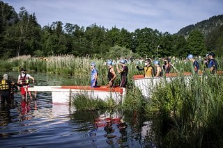 Erst kurz vor dem Start dürfen die Sportlerinnen und Sportler die Masken abnehmen, ehe es im Gänsemarsch in den Walchsee geht.