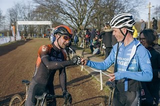 Fistbump von Martin Nitzschmann (Team Recon) und Matteo Oberteicher (Nagel CX Team), Gesamtclassement Platz 3 und Platz 1.