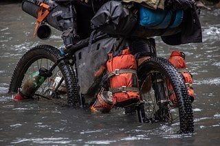 Den Möglichkeiten mit Spannbändern Gepäck am Bike zu fixieren,...