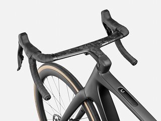 Das einteilige Cockpit sieht nicht nur schick aus, sondern verbessert auch die Aerodynamik
