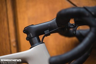 Die Leitungen am Cockpit verlaufen extern, werden aber unterm Vorbau geklemmt und sind so von oben fast nicht sichtbar
