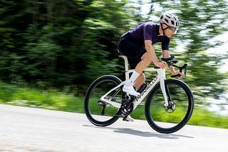 Auf den Abfahrten liegt das F7 deutlich ruhiger als das Dogma F
