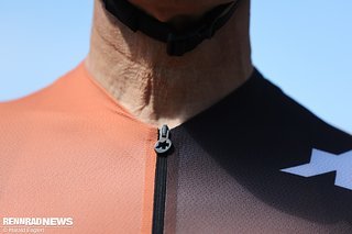 Das Trikot schließt sauber am Hals ab und lässt nirgends unerwünschte Luftströme eindringen.