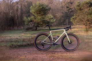 Das Rose Backroad FF, das Scott Addict Gravel und das Megamo Slik sind unsere Tipps für den Einstieg ins Performance Graveln.