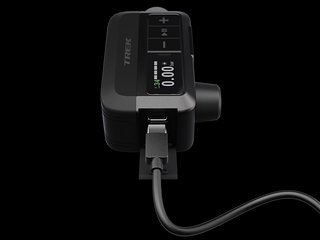Die Pumpe im Taschenformat wird per USB-C aufgeladen und soll innerhalb einer Stunde voll sein. Die Pumpe im Taschenformat wird per USB-C aufgeladen und soll innerhalb einer Stunde voll sein.