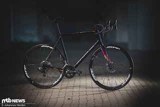 Sehr gelungenes Endurance-Bike: Das Focus Paralane Red eTap kann auf ganzer Linie überzeugen und bringt für den hohen Preis die passenden Komponenten ebenso mit wie eine tolle Fahrleistung