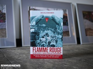 Flamme RougeNur noch 1000 Meter – Radprofis erzählen ihre Schicksalsmomentevon Daniel Lenz &amp; Florian SummererHardcover, 272 Seiten im Format 24 cm x 16 cm22,00 €ISBN 978-3-95726-039-0