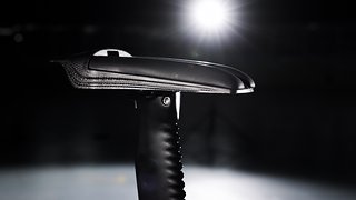 Neuartig ist auch die integrierte Klemmung, die dennoch mit einer Vielzahl von Sattelstützen kompatibel sein soll. Neuartig ist auch die integrierte Klemmung, die dennoch mit einer Vielzahl von Sattelstützen kompatibel sein soll.