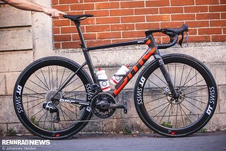 Die brandneue BMC Teammachine SLR 01 ist das Arbeitsgerät bei Tudor Cycling für viele Gelegenheiten. Die brandneue BMC Teammachine SLR 01 ist das Arbeitsgerät bei Tudor Cycling für viele Gelegenheiten.