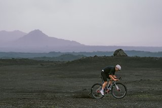 Schnell, agil und vielseitig will das neue Factor Aluto Gravel Bike sein.