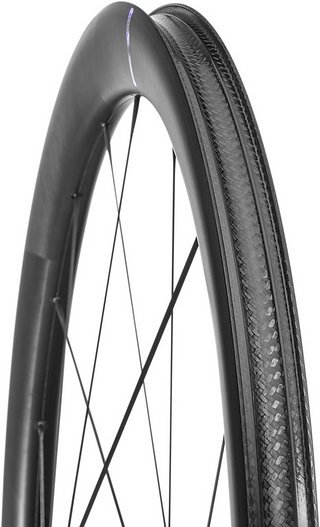 Das Felgenbett ist unperforiert – die Cosmic Ultimate 45 Disc kommen ohne Tubeless-Felgenband aus.